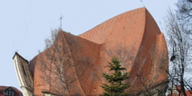 Eine Kirche mit Beulen