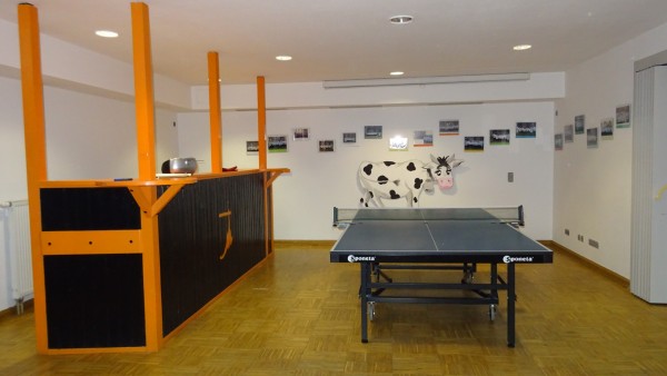 Jugendraum mit Tischtennisplatte